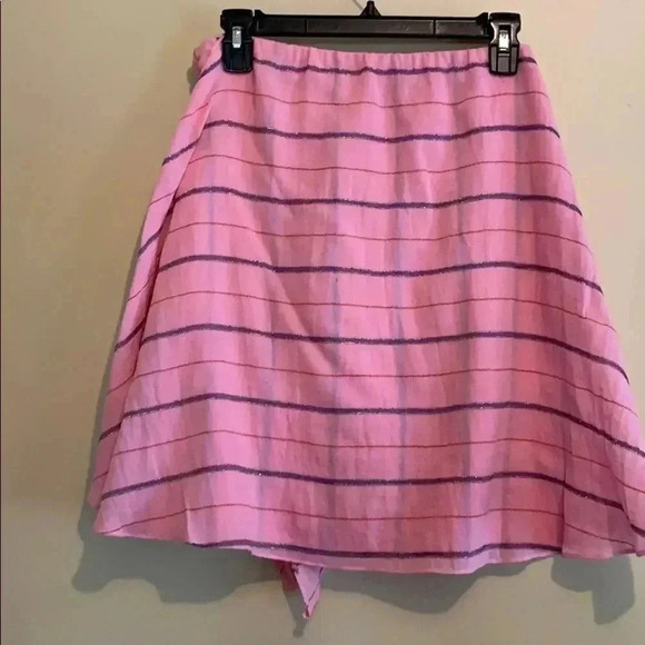 Anthropologie brand holding horses. - Picture 3 of 6